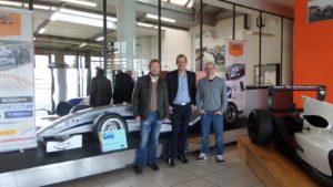 Patrick Lemarié, Bertrand Decoster et Jacques Villeneuve posent dans les locaux de Mygale